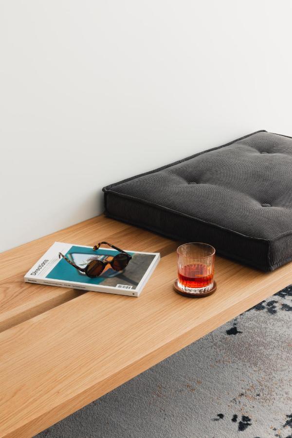 Ebb-Dunedin Exterior photo A futon