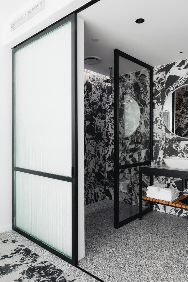 Ebb-Dunedin Exterior photo A shower enclosure with a frosted glass door