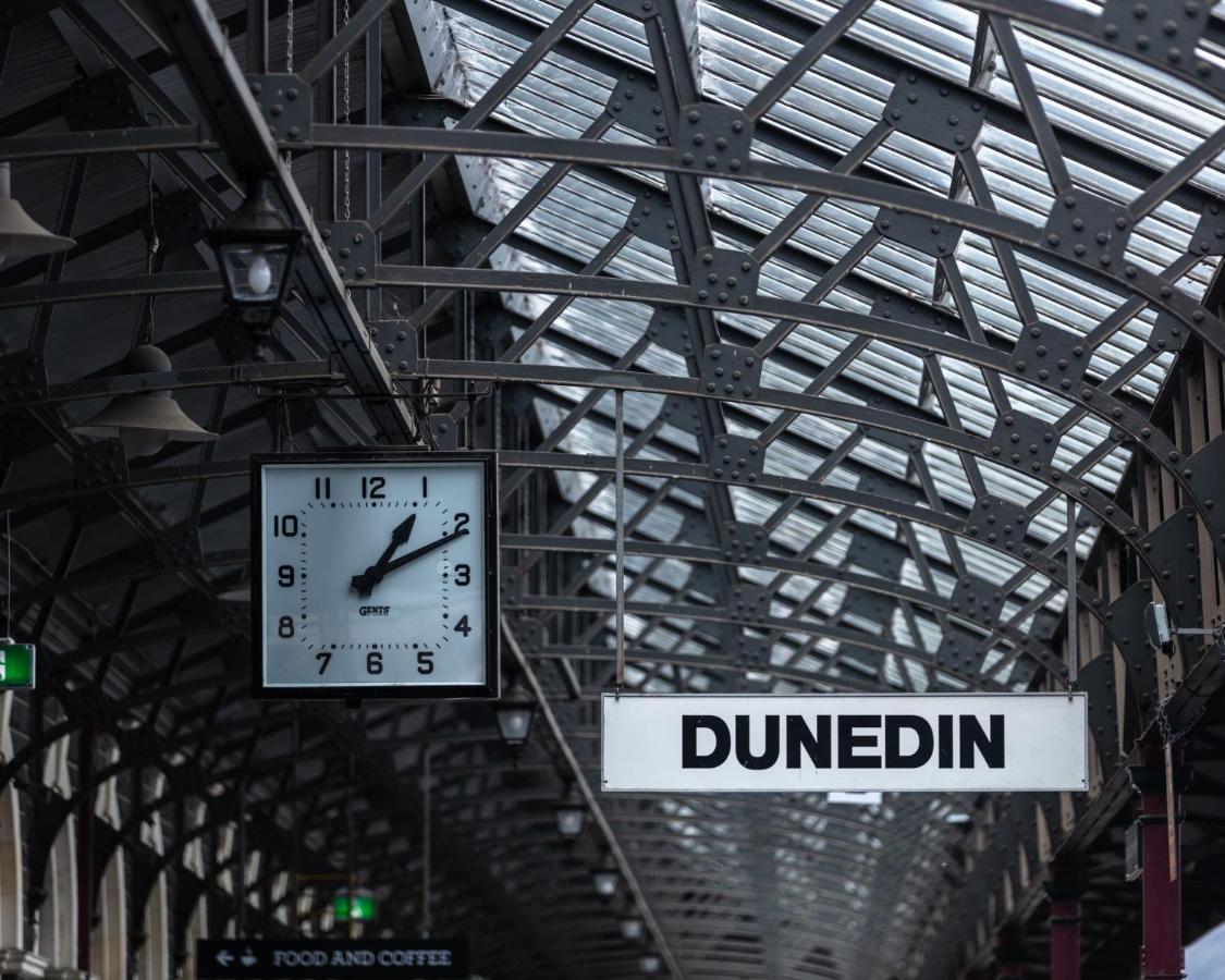 Ebb-Dunedin Exterior photo The clock at Dunedin railway station