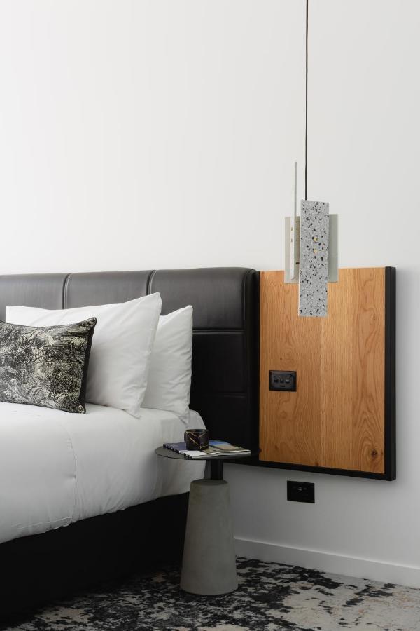 Ebb-Dunedin Exterior photo A pendant light