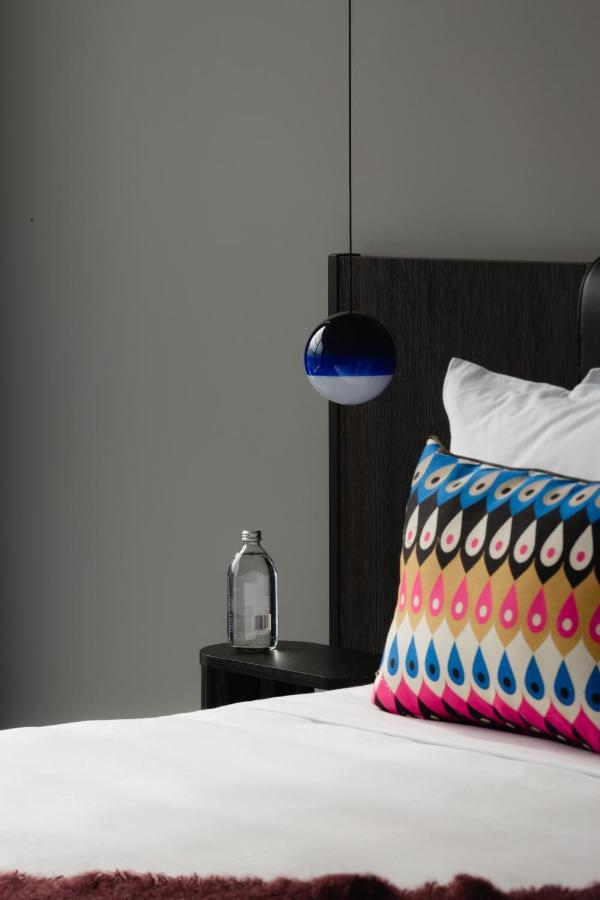 Ebb-Dunedin Exterior photo The lampshade of the pendant lamp "Globe"