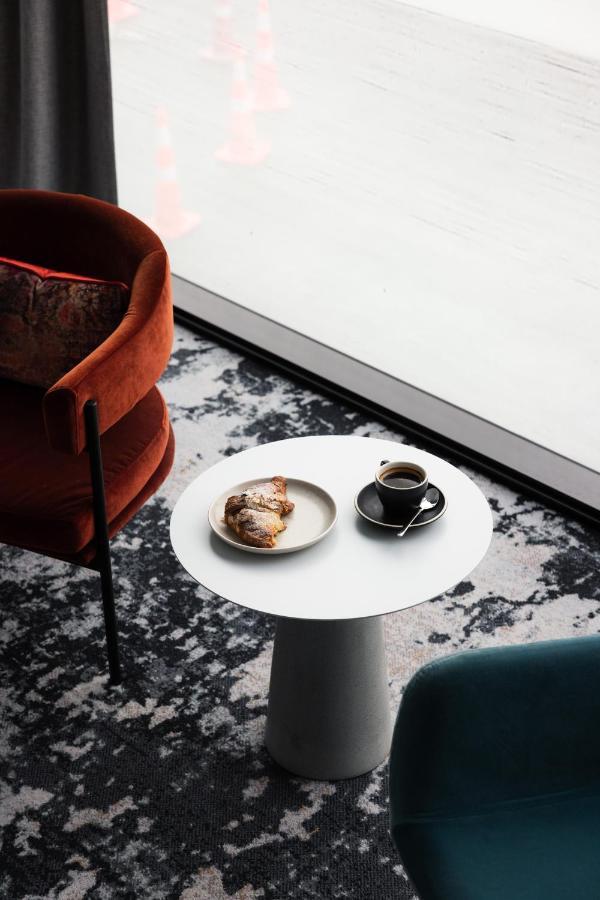 Ebb-Dunedin Exterior photo A coffee table with a coffee cup and a pastry